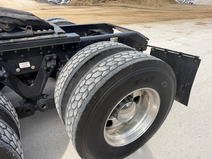 2016-kenworth-w900l-image-16