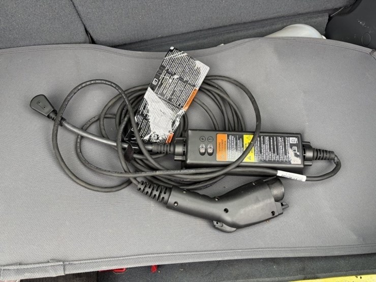 2017-chevrolet-bolt-ev-electric-hatchback-image-18