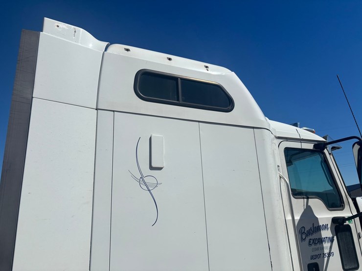 #2161-•-2015-mack-cxu600-sleeper-cab-truck-tractor-image-25