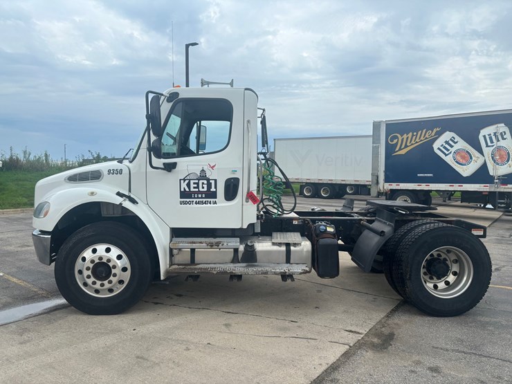 #2297-•-2017-freightliner-m2-single-axle-day-cab-truck-tractor-image-2