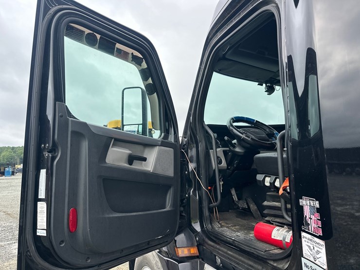 #61416-•-2019-freightliner-cascadia-evolution-iseries-sleeper-cab-truck-tractor-image-37