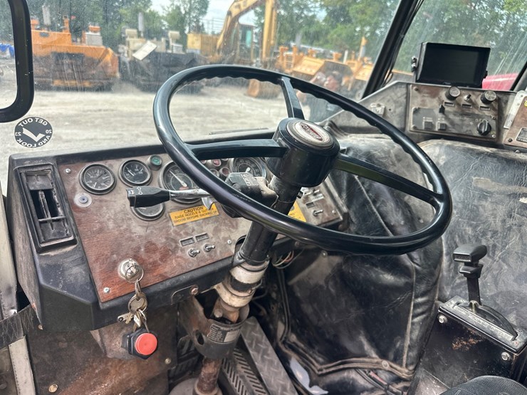 1990-peterbilt-320-image-35