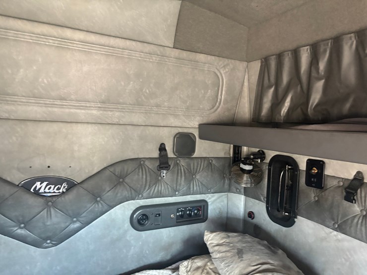 #2161-•-2015-mack-cxu600-sleeper-cab-truck-tractor-image-69