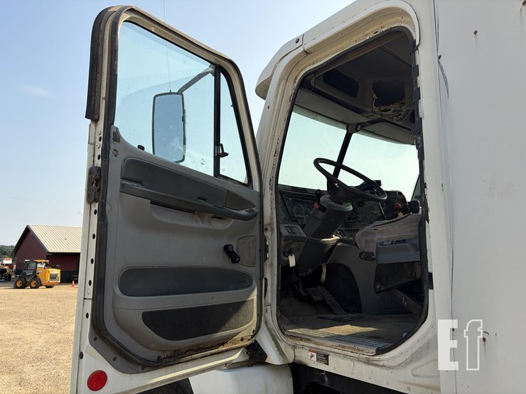 2002-freightliner-columbia-120-image-21