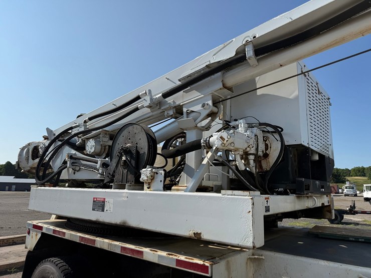2003-freightliner-fl80-image-51