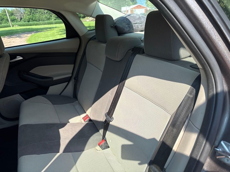 2014-ford-focus-se-car-image-28