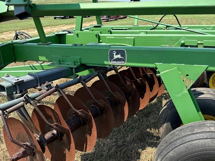 john-deere-230-image-38