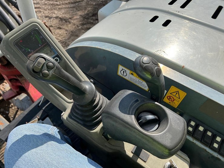 2016-takeuchi-tb260-image-23