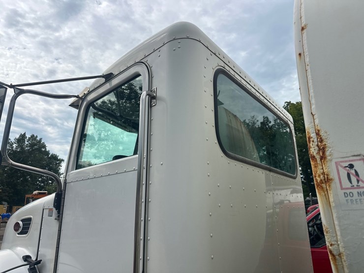 2006-peterbilt-335-image-13