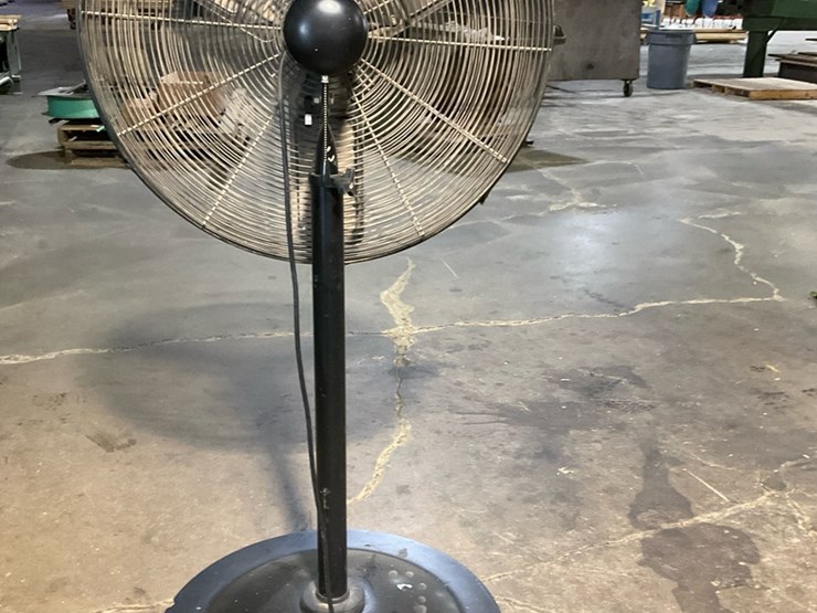 #225-•-central-machinery-47755-30-inch-pedestal-shop-fan-image-3