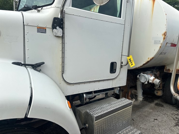 2006-peterbilt-335-image-11