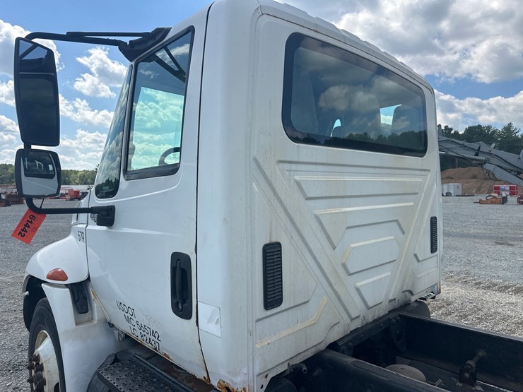 #61442-•-2006-international-single-axle-cab-and-chassis-image-16