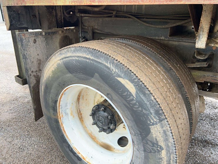 2004-freightliner-fl70-image-33