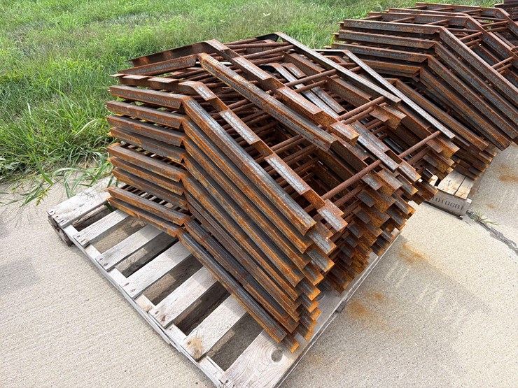 2-pallets-of-v-shaped-grain-bin-supports-image-3
