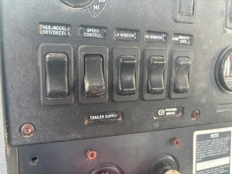 1995-mack-ch613-image-53
