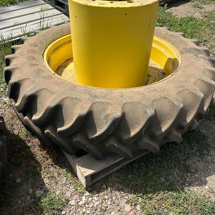 JOHN DEERE 8330