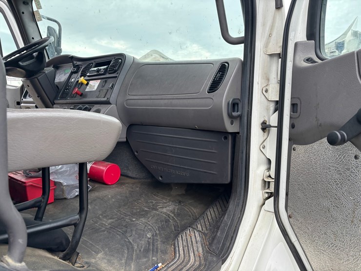 #2297-•-2017-freightliner-m2-single-axle-day-cab-truck-tractor-image-44