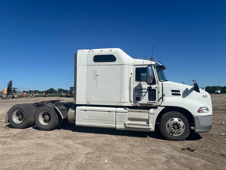 #2161-•-2015-mack-cxu600-sleeper-cab-truck-tractor-image-4