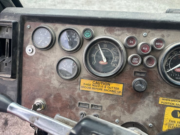 1990-peterbilt-320-image-43
