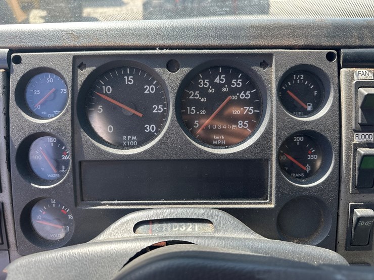 2000-freightliner-fl60-image-38