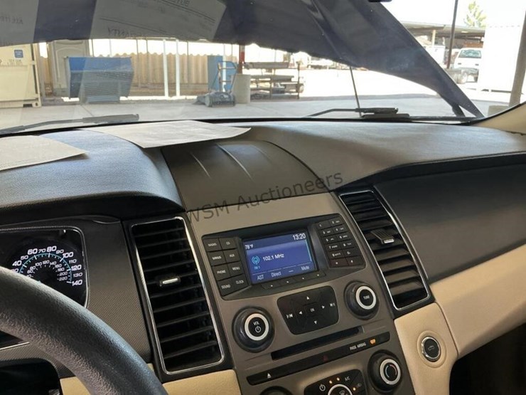 2015-ford-taurus-sdn-image-18