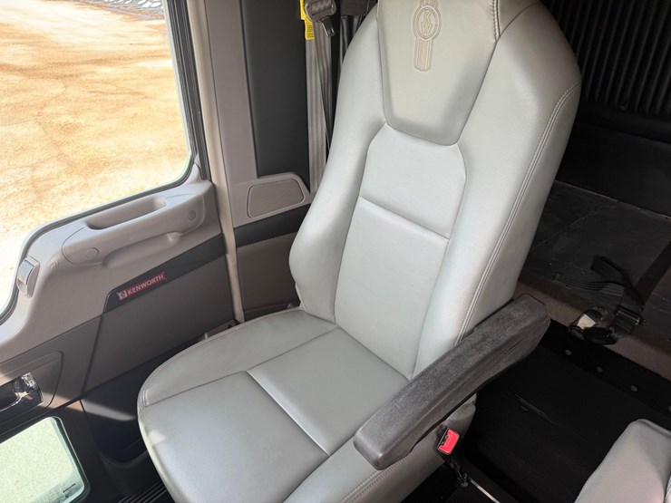 2016-kenworth-w900l-image-34