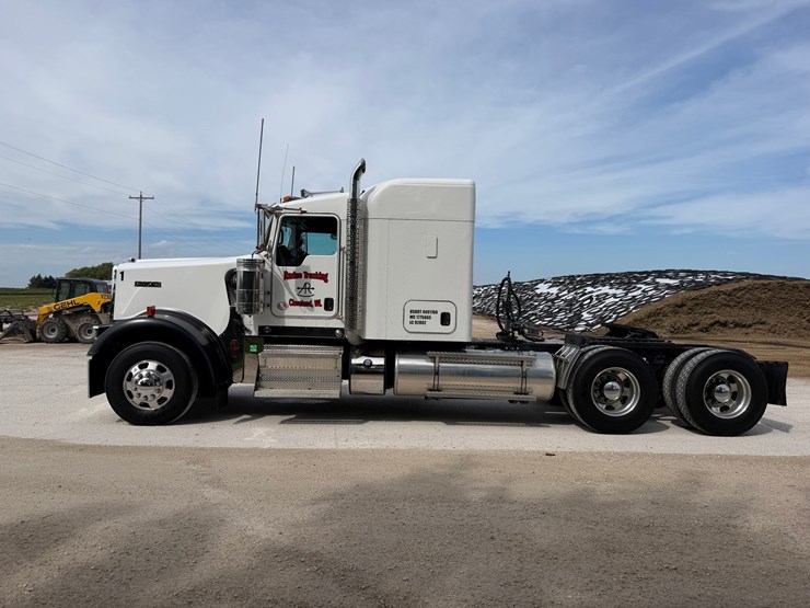 2016-kenworth-w900l-image-2