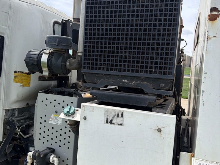 2015-isuzu-nrr-image-54
