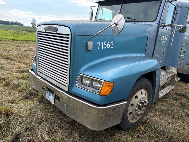 2000-freightliner-fld120-image-19