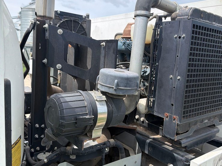 2015-isuzu-nrr-image-35