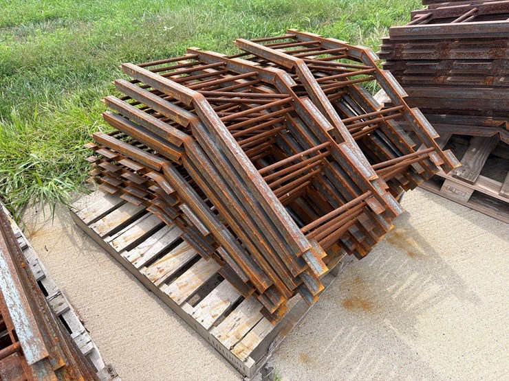 2-pallets-of-v-shaped-grain-bin-supports-image-4