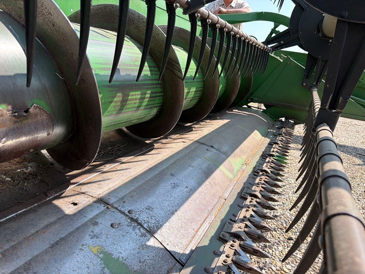 john-deere-220-image-31