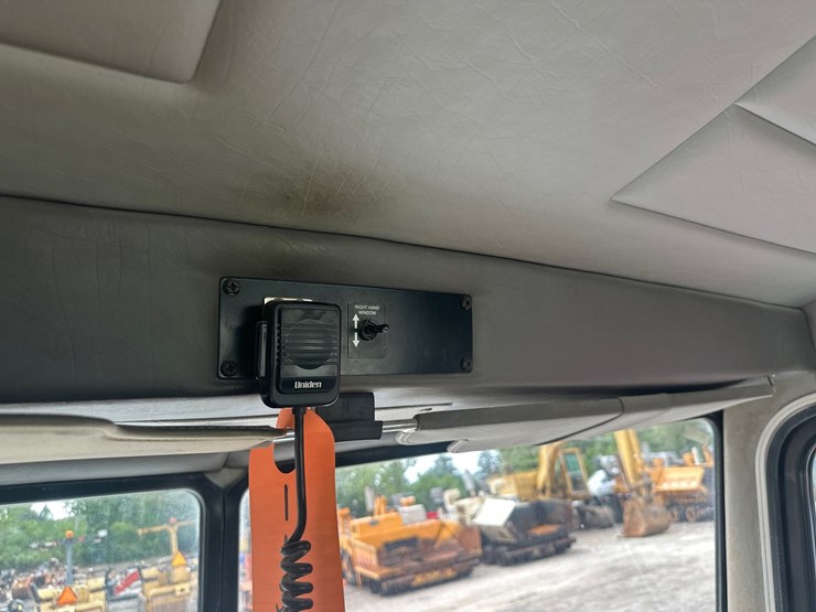 2006-peterbilt-335-image-51