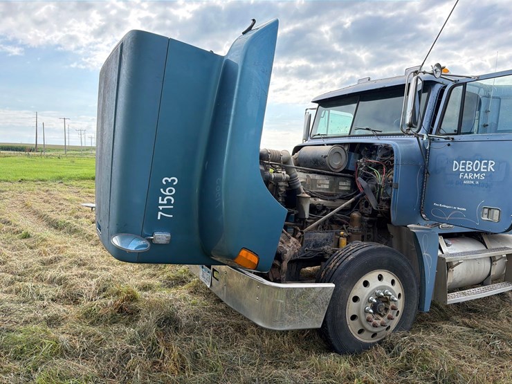 2000-freightliner-fld120-image-67