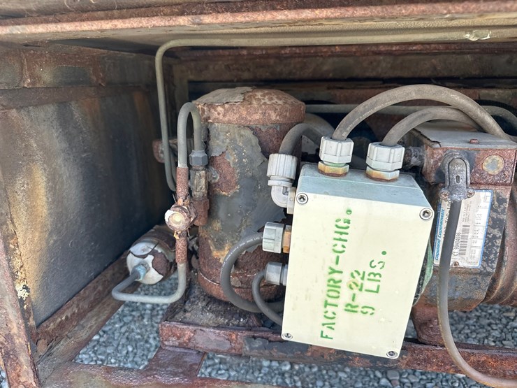 2000-freightliner-fl60-image-19
