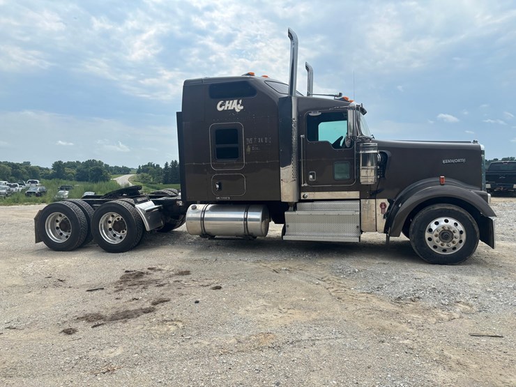 2012-kenworth-w900-image-4