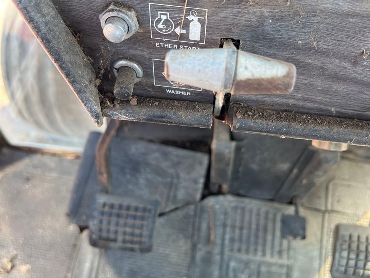 massey-ferguson-2705-image-40