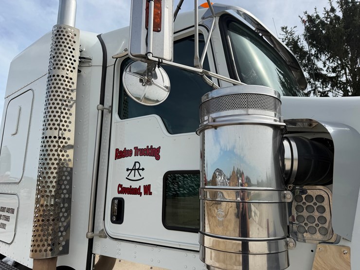 2016-kenworth-w900l-image-23