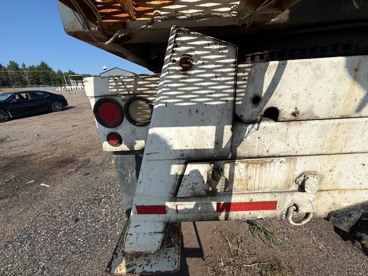 2003-freightliner-fl80-image-40