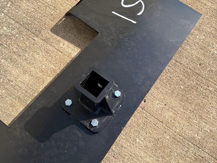 heavy-duty-skidloader-receiver-hitch-back-plate-image-3