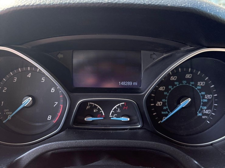 2014-ford-focus-se-car-image-25