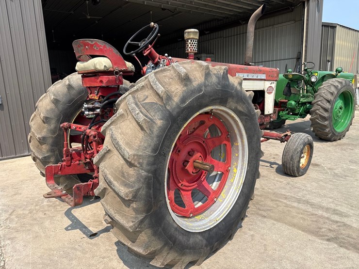 farmall-560-diesel-tractor-image-3