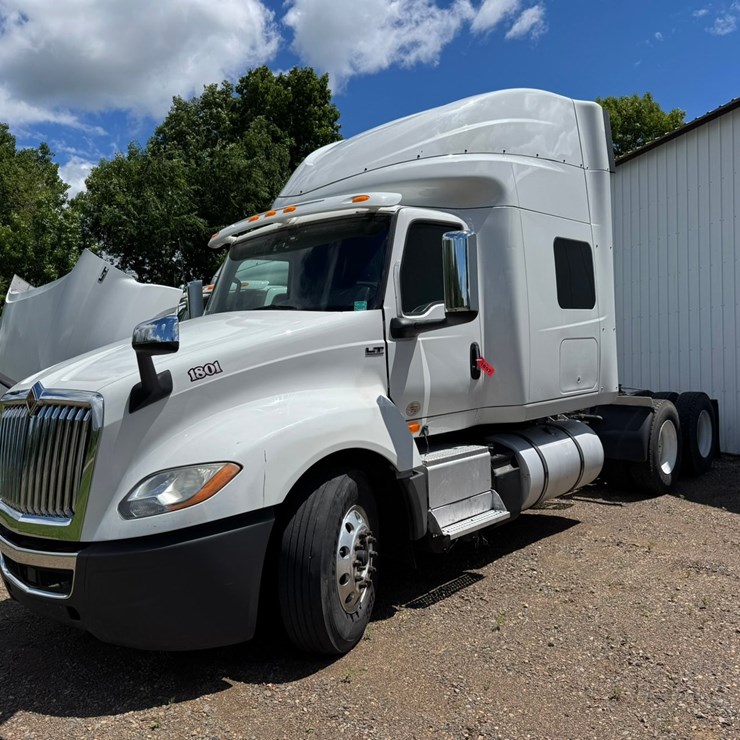 2018 INTERNATIONAL LT