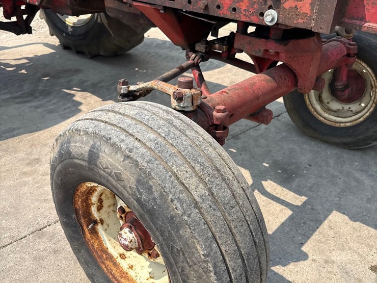 farmall-560-diesel-tractor-image-10