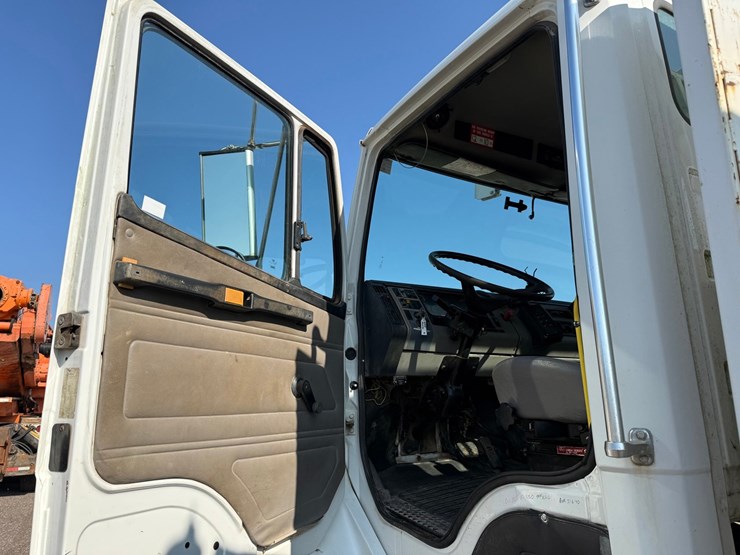 2003-freightliner-fl80-image-102