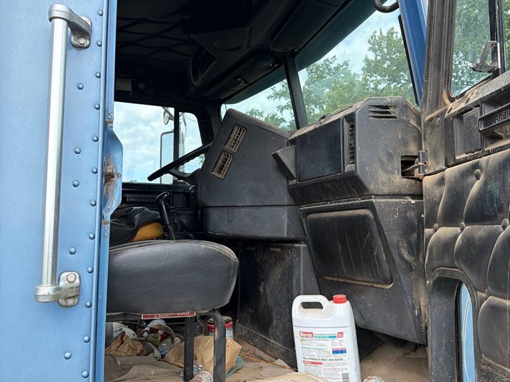 2000-freightliner-fld120-image-62