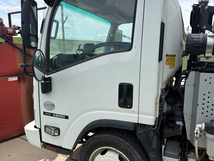 2015-isuzu-nrr-image-10