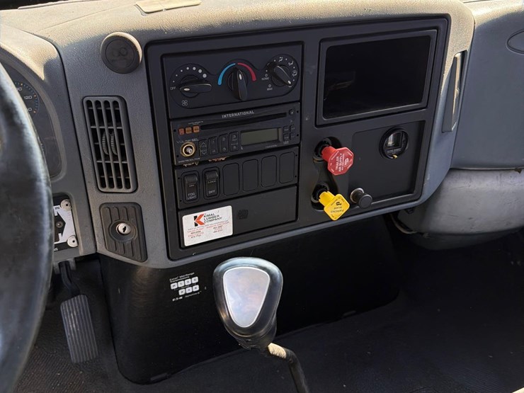 2003-international-durastar-4400-image-40