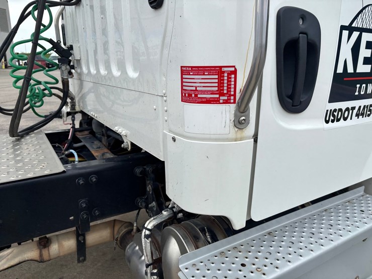 #2297-•-2017-freightliner-m2-single-axle-day-cab-truck-tractor-image-26