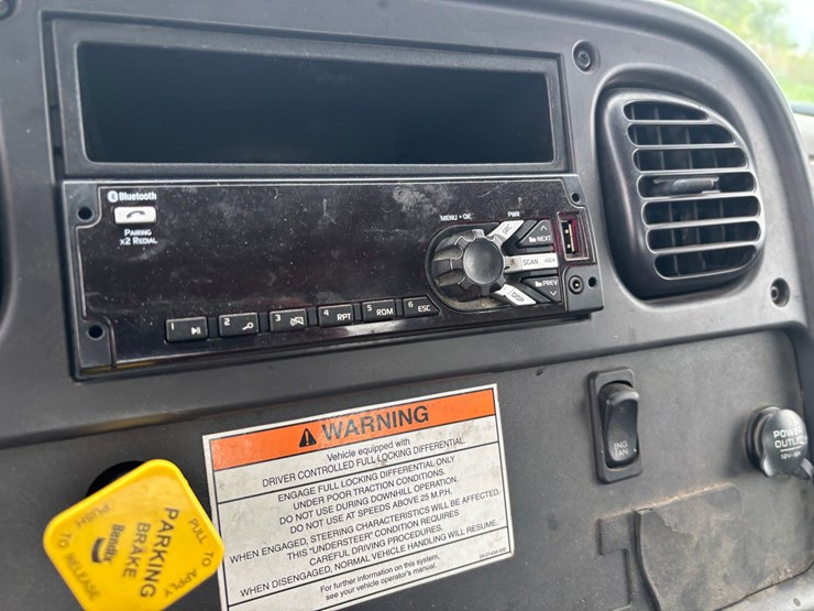 #2297-•-2017-freightliner-m2-single-axle-day-cab-truck-tractor-image-59